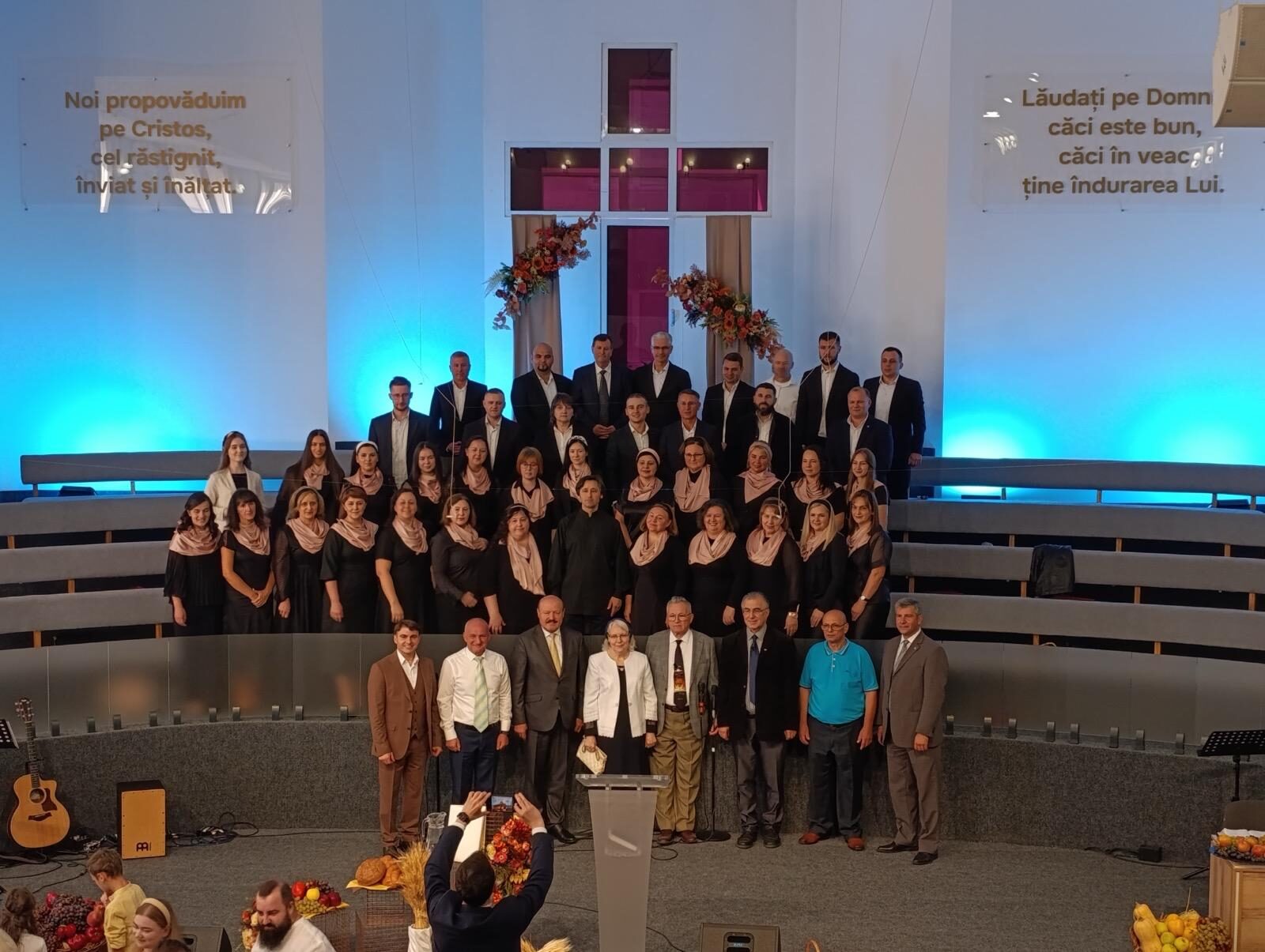 Biserica Isus Salvatorul — cor-toamna